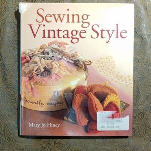 Sewing Vintage Style by Mary Jo Hinsey - Hardcover